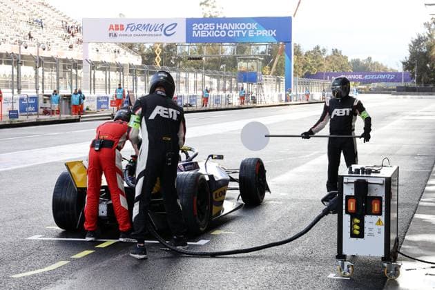 Lucas di Grassi (BRA) Lola Yamaha beim Schnellnachladen in die Boxengasse, FIA Formel E Weltmeisterschaft Saison 11, Mexiko City E- Prix, 11.01.2025, Mexiko, Test Schnellladegerät, 2. freies Training