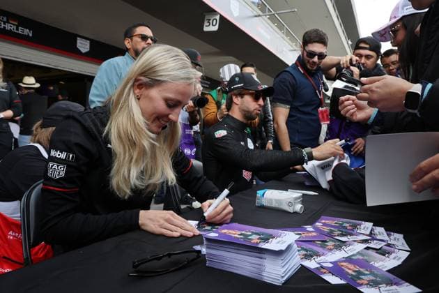 Gabriela Jilkova (CZE) Porsche Ersatzfahrerin und Antonio Felix da Costa (POR) während der Autogrammstand in der Boxengasse, FIA Formel E Weltmeisterschaft Saison 11, Mexiko City E- Prix, 11.01.2025, Mexiko,
