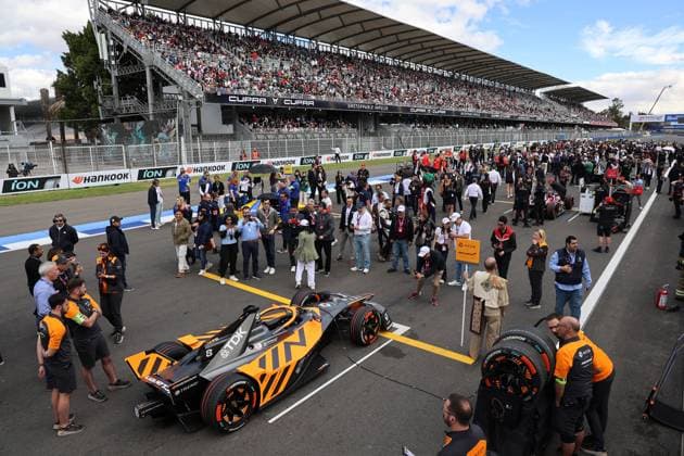Buntes Treiben in der Startaufstellung zum Rennen, Sam Bird McLaren Gen3 Evo Rennwagen im Vordergrund, FIA Formel E Weltmeisterschaft Saison 11, Mexiko City E- Prix, 11.01.2025, Mexiko