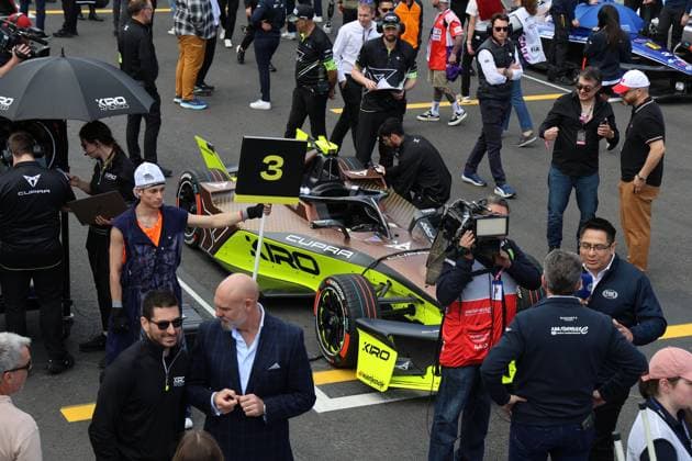 Buntes Treiben um David Beckmanns Cupra Kiro in der Startaufstellung zum Rennen, FIA Formel E Weltmeisterschaft Saison 11, Mexiko City E- Prix, 11.01.2025, Mexiko