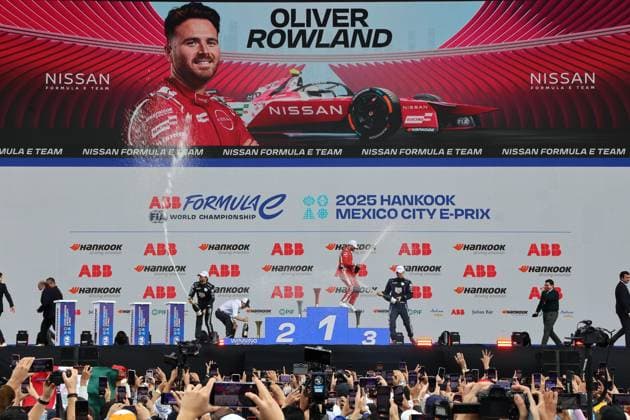 Zweiter Antonio Felix da Costa (POR) Porsche, Sieger Oliver Rowland (GBR) Nissan und Pascal Wehrlein (GER) Porsche bei der Champagnerdusche unter einer riesegien Videowand mit dem Sieger darauf, FIA Formel E Weltmeisterschaft Saison 11, Mexiko City E- Prix, 11.01.2025, Mexiko