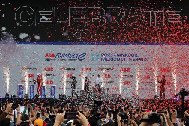 Papierkonfetieregen sowie Funkenflug nach der Siegerehrung auf dem Podium, FIA Formel E Weltmeisterschaft Saison 11, Mexiko City E- Prix, 11.01.2025, Mexiko