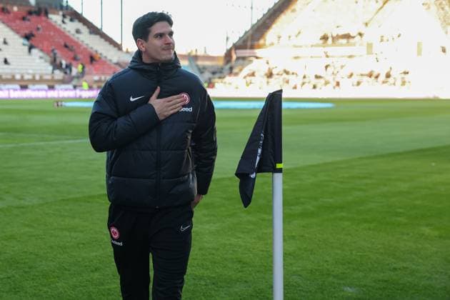 1. Bundesliga - FC St. Pauli - Eintracht Frankfurt am 11.01.2025 im Millerntor-Stadion in Hamburg Igor Matanovic (Frankfurt 9) wird von den St Pauli Fans bejubelt