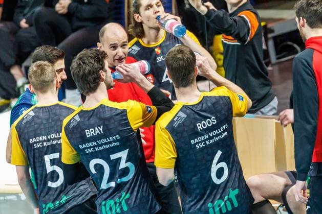 11.01.25, Berlin, Volleyball: 1.Bundesliga, Maenner, 15. Spieltag, BR Volleys - SSC Karlsruhe, Max-Schmeling-Halle. Trainer Antonio Bonelli vom SSC Karlsruhe bespricht sich mit seinem Team. BR Volleys - SSC Karlsruhe