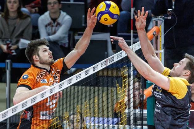 11.01.25, Berlin, Volleyball: 1.Bundesliga, Maenner, 15. Spieltag, BR Volleys - SSC Karlsruhe, Max-Schmeling-Halle. Berlins Ruben Schott spielt den Ball gegen den Block aus. BR Volleys - SSC Karlsruhe