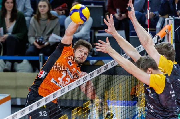 11.01.25, Berlin, Volleyball: 1.Bundesliga, Maenner, 15. Spieltag, BR Volleys - SSC Karlsruhe, Max-Schmeling-Halle. Berlins Ruben Schott spielt den Ball ueber das Netz. BR Volleys - SSC Karlsruhe