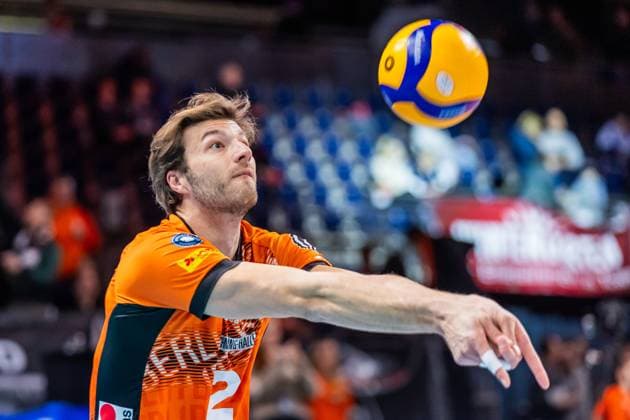 11.01.25, Berlin, Volleyball: 1.Bundesliga, Maenner, 15. Spieltag, BR Volleys - SSC Karlsruhe, Max-Schmeling-Halle. Berlins Matthew Knigge nimmt den Ball an. BR Volleys - SSC Karlsruhe