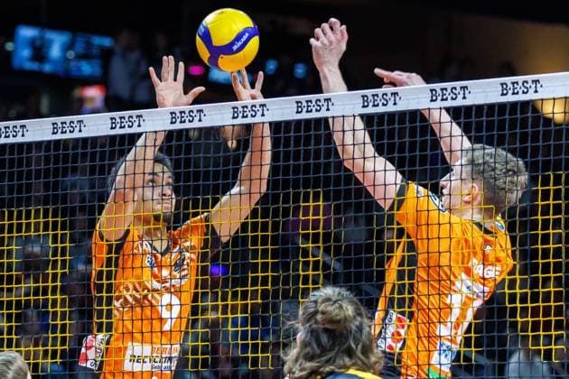 11.01.25, Berlin, Volleyball: 1.Bundesliga, Maenner, 15. Spieltag, BR Volleys - SSC Karlsruhe, Max-Schmeling-Halle. Berlins Djifa Amedegnato spielt den Ball ueber das Netz. BR Volleys - SSC Karlsruhe
