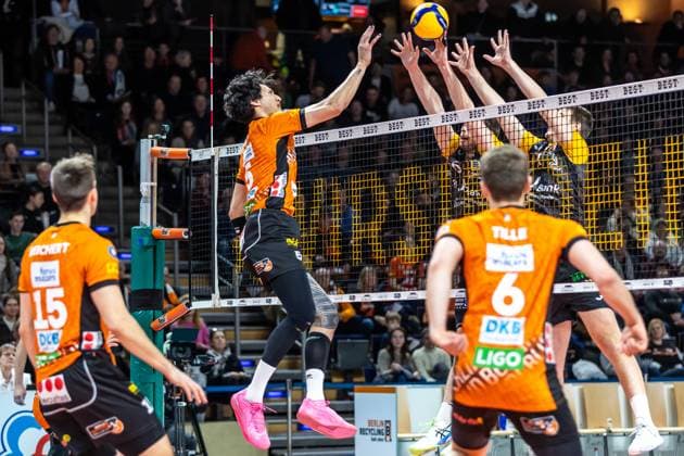 11.01.25, Berlin, Volleyball: 1.Bundesliga, Maenner, 15. Spieltag, BR Volleys - SSC Karlsruhe, Max-Schmeling-Halle. Berlins Nehemiah Mote spielt den Ball gegen den Block aus. BR Volleys - SSC Karlsruhe