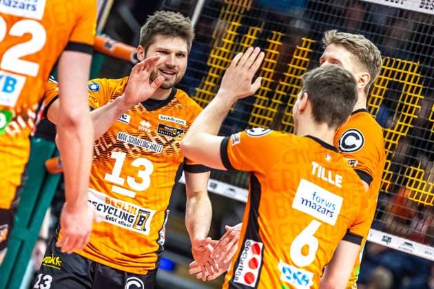 11.01.25, Berlin, Volleyball: 1.Bundesliga, Maenner, 15. Spieltag, BR Volleys - SSC Karlsruhe, Max-Schmeling-Halle. Berlins Ruben Schott jubelt mit seiner Mannschaft. BR Volleys - SSC Karlsruhe