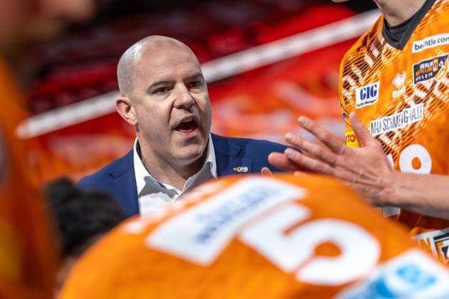 11.01.25, Berlin, Volleyball: 1.Bundesliga, Maenner, 15. Spieltag, BR Volleys - SSC Karlsruhe, Max-Schmeling-Halle. Trainer Joel Banks der Berlin Volleys bespricht sich mit seinem Team. BR Volleys - SSC Karlsruhe