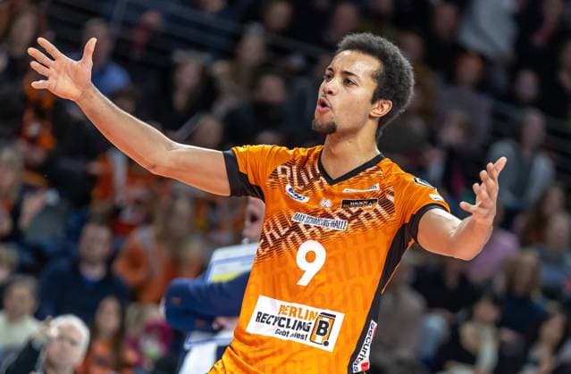 11.01.25, Berlin, Volleyball: 1.Bundesliga, Maenner, 15. Spieltag, BR Volleys - SSC Karlsruhe, Max-Schmeling-Halle. Berlins Djifa Amedegnato jubelt nach dem Punktgewinn. BR Volleys - SSC Karlsruhe