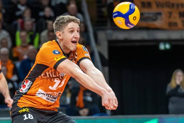 11.01.25, Berlin, Volleyball: 1.Bundesliga, Maenner, 15. Spieltag, BR Volleys - SSC Karlsruhe, Max-Schmeling-Halle. Berlins Florian Krage nimmt den Ball an. BR Volleys - SSC Karlsruhe