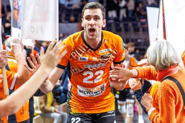 11.01.25, Berlin, Volleyball: 1.Bundesliga, Maenner, 15. Spieltag, BR Volleys - SSC Karlsruhe, Max-Schmeling-Halle. Berlins Jake Hanes bedankt sich bei den Fans. BR Volleys - SSC Karlsruhe