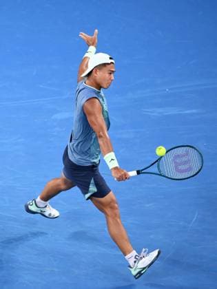 TENNIS AUSTRALIAN OPEN, Li Tu of Australia in action during his round 1 match against Jiri Lehecka of Czech Republic during the 2025 Australian Open at Melbourne Park in Melbourne, Sunday, January 12, 2025. ( NO ARCHIVING, EDITORIAL USE ONLY, NO USE IN BOOKS WITHOUT CONSENT MELBOURNE VICTORIA AUSTRALIA  Copyright: xJOELxCARRETTx 20250112161403831635