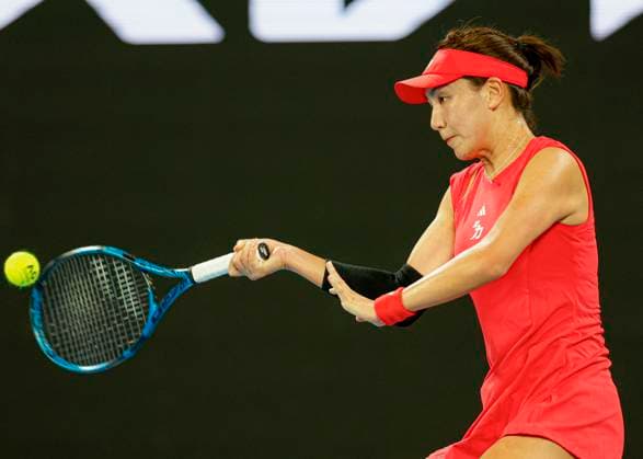 (250112) -- MELBOURNE, Jan. 12, 2025 -- Wang Xinyu hits a return during the women s singles 1st round match between Wang Xinyu of China and Paula Badosa of Spain at 2025 Australian Open tennis tournament in Melbourne, Australia, Jan. 12, 2025. (Photo by Xinhua) (SP)AUSTRALIA-MELBOURNE-TENNIS-AUSTRALIAN OPEN-DAY 1 ChuxChen 