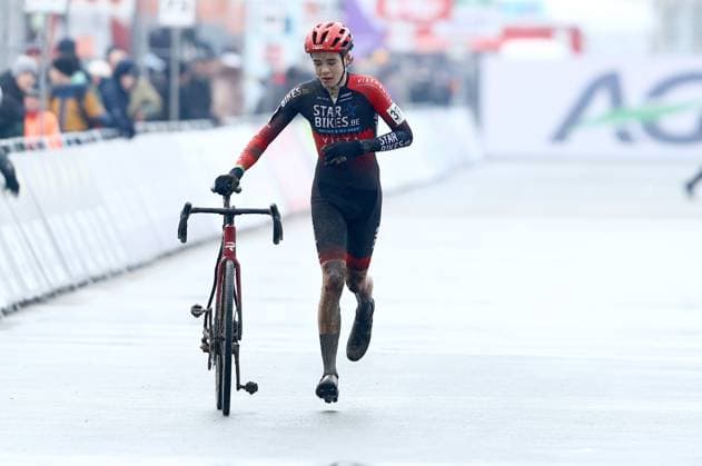 Belgian Emiel Osaer finishes as second with a broken chain in the men U17, U 17 (second year) race of the Belgian Cyclocross Championships (11-12 01) on Sunday 12 January 2025 in Heusden-Zolder. DAVIDxPINTENS  x110234739x
