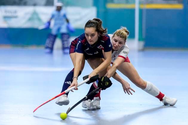 Sport Themen der Woche KW02 Sport Bilder des Tages v.li.: Fiona Felber (MHC, 6), Lisa Schall (TSVMH, 55), Zweikampf, Spielszene, Duell, duel, tackle, tackling, Dynamik, Action, Aktion, 12.01.2025, Mannheim (Deutschland), Hallenhockey, 1. Bundesliga Süd, Damen, TSV Mannheim - Mannheimer HC *** v li Fiona Felber MHC, 6 , Lisa Schall TSVMH, 55 , duel, duel, tackle, tackling, dynamics, action, action, 12 01 2025, Mannheim Germany , indoor field hockey, 1 Bundesliga South, women, TSV Mannheim Mannheimer HC xozx