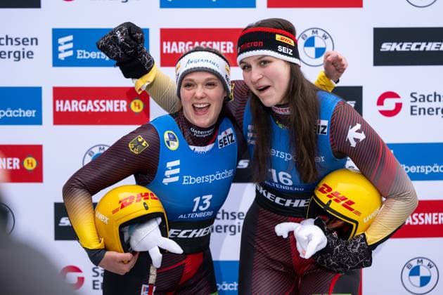 Bilder des Jahres 2025, Sport 01 Januar Sport Themen der Woche KW02 Sport Bilder des Tages Anna Berreiter (Deutschland), Merle Fraebel (Deutschland) jubeln in der Leaders Box ueber Platz 2 und 3 auf dem Podium, GER, FIL Eberspaecher Rodel Weltcup Altenberg, Rennen Einsitzer Damen, Saison 2024 2025, 12.01.2025 GER, FIL Eberspaecher Rodel Weltcup Altenberg, Rennen Einsitzer Damen, Saison 2024 2025, 12.01.2025 Altenberg *** Anna Berreiter Germany , Merle Fraebel Germany celebrate 2nd and 3rd place on the podium in the Leaders Box, GER, FIL Eberspaecher Luge World Cup Altenberg, womens single-seater race, 2024 2025 season, 12 01 2025 GER, FIL Eberspaecher Luge World Cup Altenberg, womens single-seater race, 2024 2025 season, 12 01 2025 Altenberg Copyright: xEibner-Pressefoto Memmlerx EP_MMR