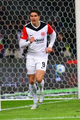 GER, Hamburg, Fussball, DFB, FC St. Pauli vs Eintracht Frankfurt , im Millerntor Stadion , 11.01.2025, v.l. Igor Matanovic ( Eintracht Frankfurt ) am Ball, Freisteller, Einzelbild, Ganzkoerper, Aktion, Action, Spielszene DFL regulations prohibit any use of photographs as image sequences and or quasi-video. Copyright: HMBxMedia FernandoxSoares