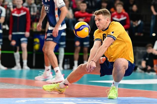 Volleyball I Herren I Saison 2024-2025 I Bundesliga I 16. Spieltag I SVG Lüneburg - Energiequelle Netzhoppers I 12.1.2025 Gage Thomas Wortley (6, SVG Lüneburg) mal wieder stark in der Annahme Lüneburg LKH Arena Niedersachsen Deutschland Copyright: xLobeca AndreasxHannigx
