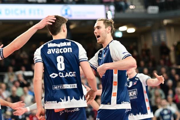 Volleyball I Herren I Saison 2024-2025 I Bundesliga I 16. Spieltag I SVG Lüneburg - Energiequelle Netzhoppers I 12.1.2025 Simon Torwie (1, SVG Lüneburg) und Theo Mohwinkel (8, SVG Lüneburg) freuen sich über den Punktgewinn Lüneburg LKH Arena Niedersachsen Deutschland Copyright: xLobeca AndreasxHannigx