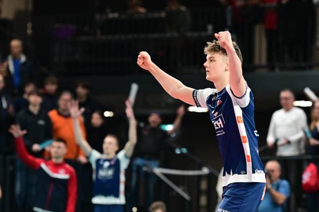 Volleyball I Herren I Saison 2024-2025 I Bundesliga I 16. Spieltag I SVG Lüneburg - Energiequelle Netzhoppers I 12.1.2025 Jubel, Begeisterung, Enthusiasmus, Euphorie, Freude, Glücksgefühl, Heiterkeit bei: Theo Mohwinkel (8, SVG Lüneburg) Lüneburg LKH Arena Niedersachsen Deutschland Copyright: xLobeca AndreasxHannigx