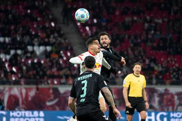 GER, Leipzig, DFL Bundesliga 16. Spieltag, Fussball, RB Leipzig vs. SV Werder Bremen, Red-Bull Arena im Bild v.l.: Andre Silva (RB Leipzig 19), Leonardo Bittencourt (SV Werder Bremen 10), Zweikampf 12.01.2025, DFL DFB REGULATIONS PROHIBIT ANY USE OF PHOTOGRAPHS AS IMAGE SEQUENCES AND OR QUASI-VIDEO, Copyright: HMBxMedia PaulxFritz