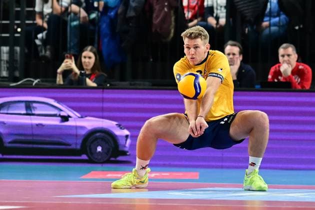 Volleyball I Herren I Saison 2024-2025 I Bundesliga I 16. Spieltag I SVG Lüneburg - Energiequelle Netzhoppers I 12.1.2025 Gage Thomas Wortley (6, SVG Lüneburg) - Achtung Auto von links - perfekt in der Ballannahme Lüneburg LKH Arena Niedersachsen Deutschland Copyright: xLobeca AndreasxHannigx