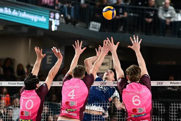 Volleyball I Herren I Saison 2024-2025 I Bundesliga I 16. Spieltag I SVG Lüneburg - Energiequelle Netzhoppers I 12.1.2025 Xander Wolf Wassenaar Ketrzynski (11, SVG Lüneburg) überwindet den Dreierblock von Linus Jonas Engelmann (10, Energiequelle Netzhoppers KW-Bestensee), Odin Gnilitza (4, Energiequelle Netzhoppers KW-Bestensee) und Lovis Homberger (6, Energiequelle Netzhoppers KW-Bestensee) Lüneburg LKH Arena Niedersachsen Deutschland Copyright: xLobeca AndreasxHannigx