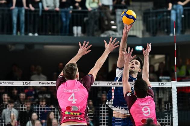 Volleyball I Herren I Saison 2024-2025 I Bundesliga I 16. Spieltag I SVG Lüneburg - Energiequelle Netzhoppers I 12.1.2025 Und wieder spring Xander Wolf Wassenaar Ketrzynski (11, SVG Lüneburg) höher - hier als Odin Gnilitza (4, Energiequelle Netzhoppers KW-Bestensee) und Hannes Gerken (9, Energiequelle Netzhoppers KW-Bestensee) Lüneburg LKH Arena Niedersachsen Deutschland Copyright: xLobeca AndreasxHannigx