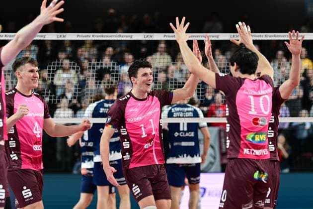 Volleyball I Herren I Saison 2024-2025 I Bundesliga I 16. Spieltag I SVG Lüneburg - Energiequelle Netzhoppers I 12.1.2025 Jubel, Begeisterung, Enthusiasmus, Euphorie, Freude, Glücksgefühl, Heiterkeit bei: Odin Gnilitza (4, Energiequelle Netzhoppers KW-Bestensee), Theo Timmermann (11, Energiequelle Netzhoppers KW-Bestensee) und Linus Jonas Engelmann (10, Energiequelle Netzhoppers KW-Bestensee) Lüneburg LKH Arena Niedersachsen Deutschland Copyright: xLobeca AndreasxHannigx