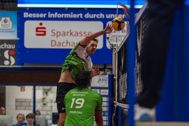 Lukas Pockrandt (VC Bitterfeld-Wolfen, 29) am Netz mit Ball, GER, ASV Dachau vs. VC Bitterfeld-Wolfen, Volleyball, 1. Bundesliga, 14. Spieltag, Saison 2024 2025, 12.01.2025, GER, ASV Dachau vs. VC Bitterfeld-Wolfen, Volleyball, 1. Bundesliga, 14. Spieltag, Saison 2024 2025, 12.01.2025 Dachau Copyright: xEibner-Pressefoto JennixMaulx EP_JML