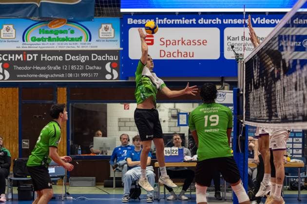 Thomas Heptinstall (VC Bitterfeld-Wolfen, 12) mit Ball am Netz, GER, ASV Dachau vs. VC Bitterfeld-Wolfen, Volleyball, 1. Bundesliga, 14. Spieltag, Saison 2024 2025, 12.01.2025, GER, ASV Dachau vs. VC Bitterfeld-Wolfen, Volleyball, 1. Bundesliga, 14. Spieltag, Saison 2024 2025, 12.01.2025 Dachau Copyright: xEibner-Pressefoto JennixMaulx EP_JML