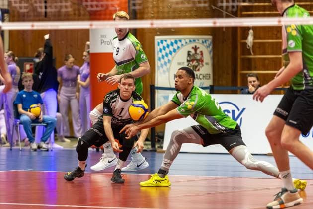 Aaron Neumann (VC Bitterfeld-Wolfen, 22) nimmt Ball an, mit Michael Hassmann (VC Bitterfeld-Wolfen, 01), GER, ASV Dachau vs. VC Bitterfeld-Wolfen, Volleyball, 1. Bundesliga, 14. Spieltag, Saison 2024 2025, 12.01.2025, GER, ASV Dachau vs. VC Bitterfeld-Wolfen, Volleyball, 1. Bundesliga, 14. Spieltag, Saison 2024 2025, 12.01.2025 Dachau Copyright: xEibner-Pressefoto JennixMaulx EP_JML