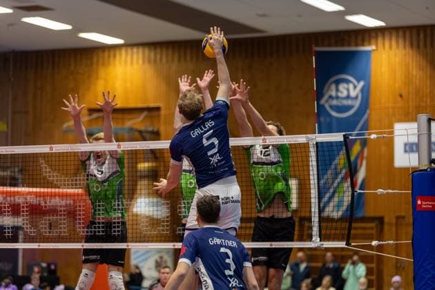 Simon Gallas (ASV Dachau, 05) mit Ball am Netz, mit Moritz Gaertner (ASV Dachau, 03) und Luca Brirup (VC Bitterfeld-Wolfen, 05), GER, ASV Dachau vs. VC Bitterfeld-Wolfen, Volleyball, 1. Bundesliga, 14. Spieltag, Saison 2024 2025, 12.01.2025, GER, ASV Dachau vs. VC Bitterfeld-Wolfen, Volleyball, 1. Bundesliga, 14. Spieltag, Saison 2024 2025, 12.01.2025 Dachau Copyright: xEibner-Pressefoto JennixMaulx EP_JML