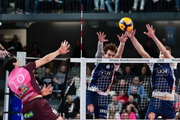 Volleyball I Herren I Saison 2024-2025 I Bundesliga I 16. Spieltag I SVG Lüneburg - Energiequelle Netzhoppers I 12.1.2025 Linus Jonas Engelmann (10, Energiequelle Netzhoppers KW-Bestensee) kommt nicht am Block von Michael Patrick Wright (3, SVG Lüneburg) und Blake Gregory Leeson (2, SVG Lüneburg) vorbei Lüneburg LKH Arena Niedersachsen Deutschland Copyright: xLobeca AndreasxHannigx