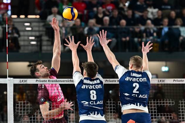 Volleyball I Herren I Saison 2024-2025 I Bundesliga I 16. Spieltag I SVG Lüneburg - Energiequelle Netzhoppers I 12.1.2025 Ex Lüneburger Yann Niclas Böhme (17, Energiequelle Netzhoppers KW-Bestensee) scheitert am Block von Theo Mohwinkel (8, SVG Lüneburg) und Blake Gregory Leeson (2, SVG Lüneburg) Lüneburg LKH Arena Niedersachsen Deutschland Copyright: xLobeca AndreasxHannigx