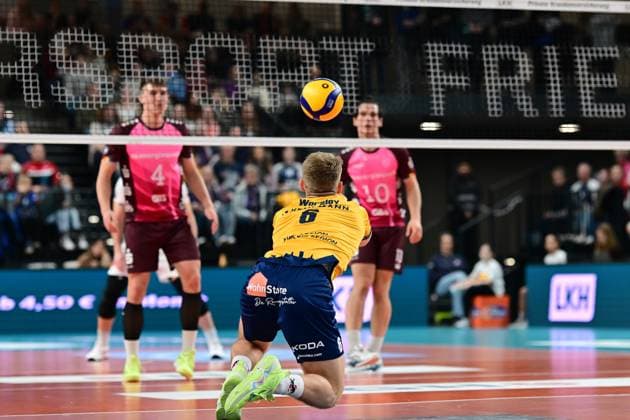 Volleyball I Herren I Saison 2024-2025 I Bundesliga I 16. Spieltag I SVG Lüneburg - Energiequelle Netzhoppers I 12.1.2025 Gage Thomas Wortley (6, SVG Lüneburg) nimmt den Ball an - Odin Gnilitza (4, Energiequelle Netzhoppers KW-Bestensee) und Linus Jonas Engelmann (10, Energiequelle Netzhoppers KW-Bestensee) staunen Lüneburg LKH Arena Niedersachsen Deutschland Copyright: xLobeca AndreasxHannigx