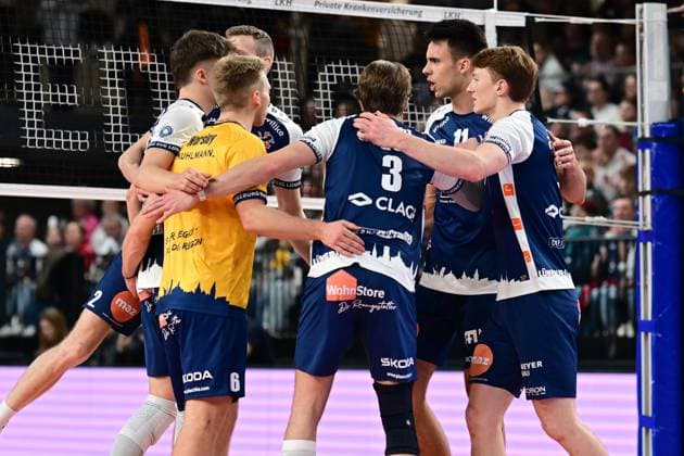Volleyball I Herren I Saison 2024-2025 I Bundesliga I 16. Spieltag I SVG Lüneburg - Energiequelle Netzhoppers I 12.1.2025 SVG Lüneburg schwört sich ein - doch der zweite Satz geht an Energiequelle Netzrollers KW-Bestensee Lüneburg LKH Arena Niedersachsen Deutschland Copyright: xLobeca AndreasxHannigx