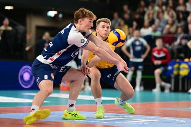 Volleyball I Herren I Saison 2024-2025 I Bundesliga I 16. Spieltag I SVG Lüneburg - Energiequelle Netzhoppers I 12.1.2025 Teamwork von Oskar Alve Espeland (9, SVG Lüneburg) und Gage Thomas Wortley (6, SVG Lüneburg) Lüneburg LKH Arena Niedersachsen Deutschland Copyright: xLobeca AndreasxHannigx