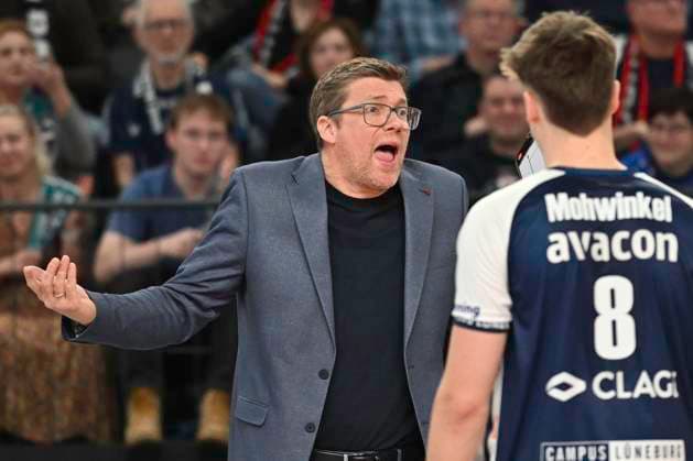 GER; 1.VBL, SVG Lueneburg vs Energiequelle Netzhoppers KW 12.01.2025, LKH Arena, Lueneburg, GER; 1. VBL, SVG Lueneburg vs Energiequelle Netzhoppers KW im Bild Trainer Stefan Huebner (Hübner Lueneburg) redet mit Theo Mohwinkel (Lueneburg 08)