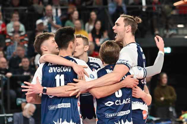GER; 1.VBL, SVG Lueneburg vs Energiequelle Netzhoppers KW 12.01.2025, LKH Arena, Lueneburg, GER; 1. VBL, SVG Lueneburg vs Energiequelle Netzhoppers KW im Bild die Mannschaft aus Lueneburg jubelt