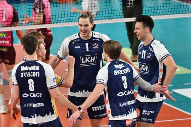 GER; 1.VBL, SVG Lueneburg vs Energiequelle Netzhoppers KW 12.01.2025, LKH Arena, Lueneburg, GER; 1. VBL, SVG Lueneburg vs Energiequelle Netzhoppers KW im Bild die Mannschaft aus Lueneburg jubelt