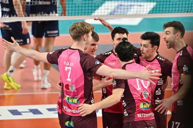 GER; 1.VBL, SVG Lueneburg vs Energiequelle Netzhoppers KW 12.01.2025, LKH Arena, Lueneburg, GER; 1. VBL, SVG Lueneburg vs Energiequelle Netzhoppers KW im Bild die Mannschaft aus Koenig Wusterhausen jubelt