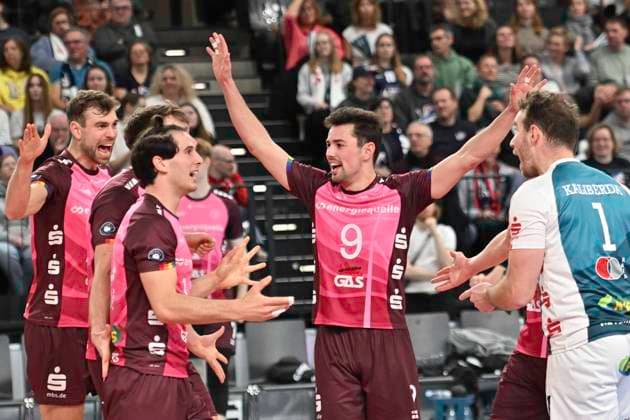 GER; 1.VBL, SVG Lueneburg vs Energiequelle Netzhoppers KW 12.01.2025, LKH Arena, Lueneburg, GER; 1. VBL, SVG Lueneburg vs Energiequelle Netzhoppers KW im Bild die Mannschaft aus Koenig Wusterhausen jubelt
