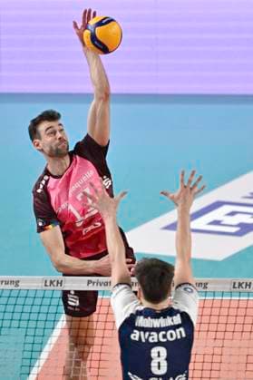 GER; 1.VBL, SVG Lueneburg vs Energiequelle Netzhoppers KW 12.01.2025, LKH Arena, Lueneburg, GER; 1. VBL, SVG Lueneburg vs Energiequelle Netzhoppers KW im Bild Theo Mohwinkel (Lueneburg 08) versucht sich gegen Yann Niclas Boehme(Böhme Koenig Wusterhausen 17) durchzusetzen