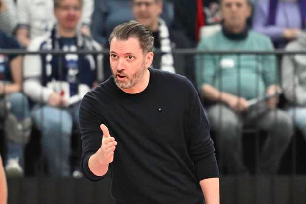 GER; 1.VBL, SVG Lueneburg vs Energiequelle Netzhoppers KW 12.01.2025, LKH Arena, Lueneburg, GER; 1. VBL, SVG Lueneburg vs Energiequelle Netzhoppers KW im Bild Trainer Liam James Sketcher (Koenig Wusterhausen)