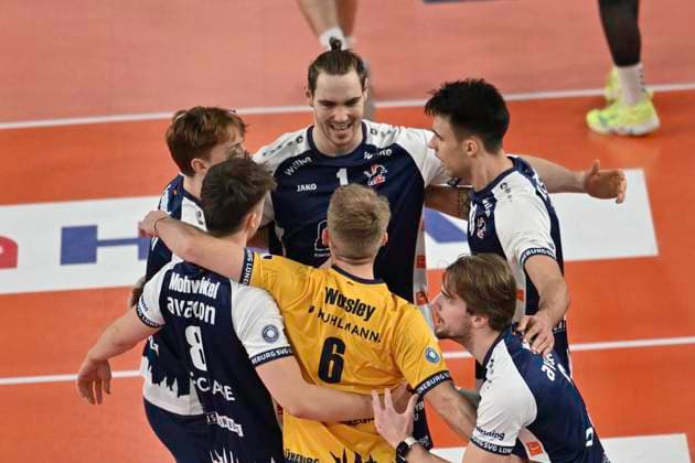 GER; 1.VBL, SVG Lueneburg vs Energiequelle Netzhoppers KW 12.01.2025, LKH Arena, Lueneburg, GER; 1. VBL, SVG Lueneburg vs Energiequelle Netzhoppers KW im Bild die Mannschaft aus Lueneburg jubelt