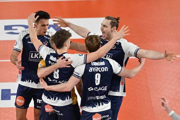 GER; 1.VBL, SVG Lueneburg vs Energiequelle Netzhoppers KW 12.01.2025, LKH Arena, Lueneburg, GER; 1. VBL, SVG Lueneburg vs Energiequelle Netzhoppers KW im Bild die Mannschaft aus Lueneburg jubelt